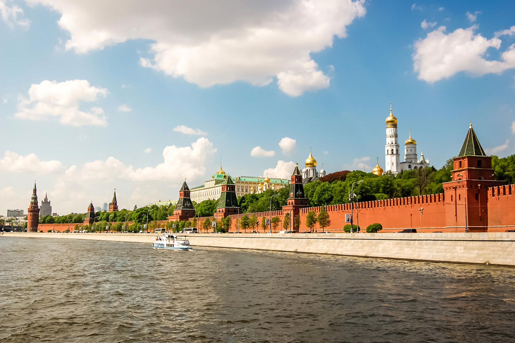 the-kremlin-on-the-banks-of-the-moscow-river-M4HDV79-1.jpg